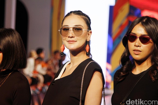 Tidak ketinggalan sepasang ankle boots hitam yang semakin menyempurnakan gayanya. (Foto: Moh. Abduh/Wolipop)