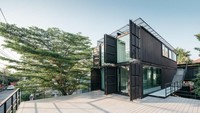 Kontainer bekas dicat warna gelap untuk mengurangi radiasi. Istimewa/Dok. Inhabitat.