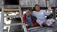 Mustamin duduk bersama Ibu mertuanya yang konon katanya telah berusia lebih dari 100 tahun.