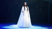 Pertunjukan ini juga menampilkan Chelsea Islan yang menjadi perempuan malaikat. (Noel/detikhot)