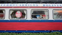 Penampakan bagian luar kafe yang dibangun dari gerbong kereta tua di kota La Paz, Bolivia. Penggunaan warna-warna cerah semakin membuat kafe itu nampak cantik dan menarik perhatian orang yang melintas. David Mercado/Reuters.