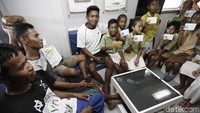 Dengan berjualan souvenir mereka bisa menghasilkan Rp 100 sampai 200 ribu sehari yang sebagian hasil penjualannya ditabung oleh mereka.