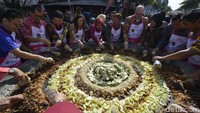 Menurut Risma, dari laporan panitia, saat ini ada sekitar 1.900 peserta yang mengikuti festival tahunan tersebut. 