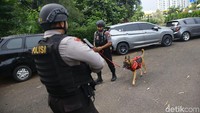 Selain itu, ada 800 personel cadangan yang siaga di lokasi. 