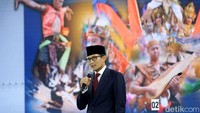 Sandiaga pun kembali mendebat pernyataan Maruf. Lagi-lagi Sandiaga bicara soal pentingnya kolaborasi dengan dunia usaha, akademisi, dan pihak terkait menjadikan kebudayaan dan SDM jadi fokus pembangunan.