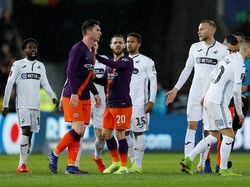 Laga sendiri berjalan panas. Saat jeda, bek City Aymeric Laporte sempat terlibat cekcok dengan pemain Swansea. (Foto: John Sibley/Reuters)