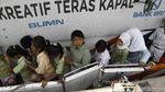 Puluhan Siswa SD Ini Antre Menabung di Bank Apung