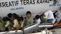 Mereka antre dengan tertib dan masih mengenakan seragam sekolah masing-masing. Kehadiran mereka secara berramai-ramai mendatangi bank apung usai pulang sekolah untuk menabung di Kapal Bahtera Seva BRI II yang bersandar seminggu sekali di Pulau Komodo.