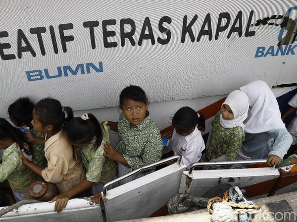 Puluhan Siswa SD Ini Antre Menabung di Bank Apung