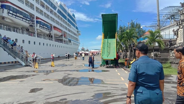Dua Kapal Pesiar Berisi Ratusan Wisman Bersandar di Pelabuhan Benoa Dua Kapal Pesiar Berisi Ratusan Wisman Bersandar di Pelabuhan Benoa