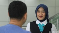 Para petugas menyapa warga dengan senyum manis.