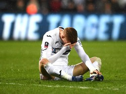 Adapun bagi Swansea, kekalahan ini menyudahi kiprahnya di Piala FA. Terlihat Jay Fulton tertunduk di lapangan Liberty Stadium. (Foto: Harry Trump/Getty Images)