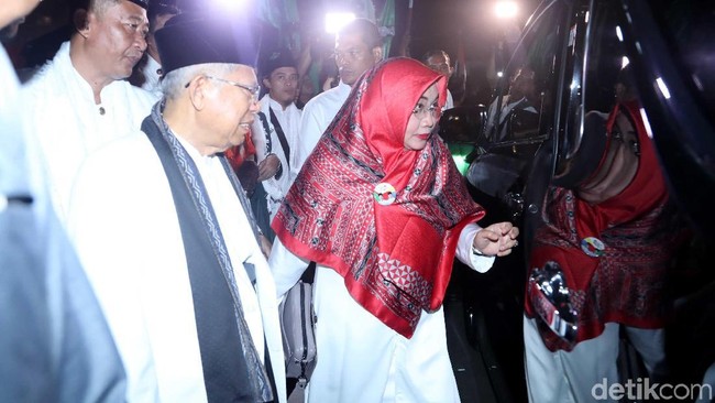Saat debat Cawapres 2019 lalu, ia memilih hijab segi empat berwarna merah dengan corak etnik. Wanita yang pernah menjadi perawat gigi di Puskesmas ini memadukan hijab merah dengan tunik putih. Penampilannya senada dengan Iriana Jokowi. Foto: Pradita Utama