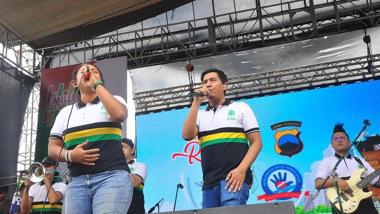 Personel band Souljah saat tampil di depan kantor Pendapa Pemkab Kudus (Akrom/detikcom) Personel band Souljah saat tampil di depan kantor Pendapa Pemkab Kudus (Akrom/detikcom)