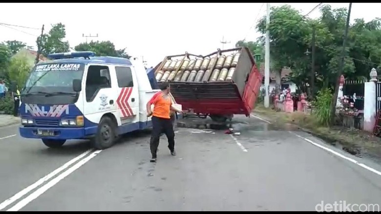 Kecelakaan Beruntun Terjadi di Mojokerto, 1 Orang Tewas Kecelakaan Beruntun Terjadi di Mojokerto, 1 Orang Tewas