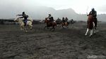 Foto: Balapan Kuda di Gunung Bromo, Seru!