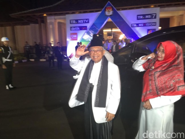 Wury memadukan tunik berwarna putih dan berpotongan longgar dengan rok berwarna senada. Wanita yang memiliki perbedaan usia 31 tahun dengan Maruf Amin ini senantiasa berbusana syari di kesehariannya. Foto: Arief Ikhsanudin/detikcom