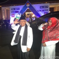 Wury memadukan tunik berwarna putih dan berpotongan longgar dengan rok berwarna senada. Wanita yang memiliki perbedaan usia 31 tahun dengan Maruf Amin ini senantiasa berbusana syari di kesehariannya. Foto: Arief Ikhsanudin/detikcom