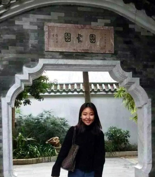 Terlahir dari keluarga jutawan Thailand, Karnsita tidak mengumbar kemewahan saat sedang liburan di China. Bahkan terhitung sederhana, mengingat banyaknya harta yang dimiliki oleh ayahnya. (Facebook/Karnsita Rodthong) Terlahir dari keluarga jutawan Thailand, Karnsita tidak mengumbar kemewahan saat sedang liburan di China. Bahkan terhitung sederhana, mengingat banyaknya harta yang dimiliki oleh ayahnya. (Facebook/Karnsita Rodthong)