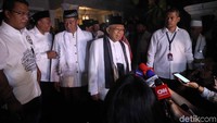 Maruf tampak mengenakan baju kebesarannya dengan sarung.