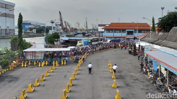 Jembatan Suramadu Ditutup, Antrean di Pelabuhan Ujung-Kamal Mengular