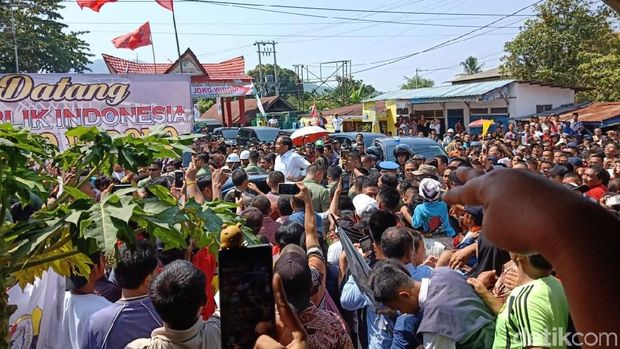 Usai Resmikan Terminal-Dermaga Pelabuhan Sibolga, Jokowi Temui Warga