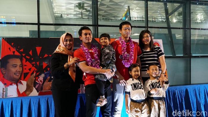 Hendra Setiawan/Mohammad Ahsan disambut keluarga saat tiba di Jakarta. (Femi Diah/detikSport) Hendra Setiawan/Mohammad Ahsan disambut keluarga saat tiba di Jakarta. (Femi Diah/detikSport)