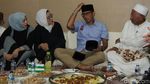 Pelukan Ibunda untuk Sandi Jelang Debat Cawapres