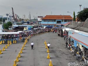 Terjebak di Pelabuhan Ujung, Pengendara Keluhkan Penutupan Suramadu