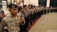 Sejumlah personel polisi berkumpul di depan Hotel Sulrtan, Jakarta, Minggu (17/3/2019).