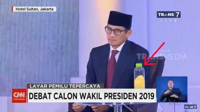 Sandiaga Uno membawa botol minum di debat cawapres 2019. Foto: screenshot transmedia Sandiaga Uno membawa botol minum di debat cawapres 2019. Foto: screenshot transmedia