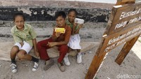 Teman-teman Nandya juga tidak ketinggalan ingin menabung di Teras BRI Kapal Bahtera Seva II yang sedang bersandar di perairan Pulau Komodo.