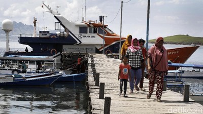 Antusias Warga Pulau Komodo Menabung di Kapal Bahtera Seva II