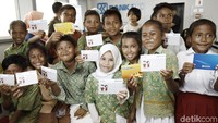 Luar biasa antusias anak-anak di Pulau Komodo untuk menabung, masih mengenakan seragam mereka ramai-ramai mendatangi bank apung usai pulang sekolah di Kapal Bahtera Seva BRI II.