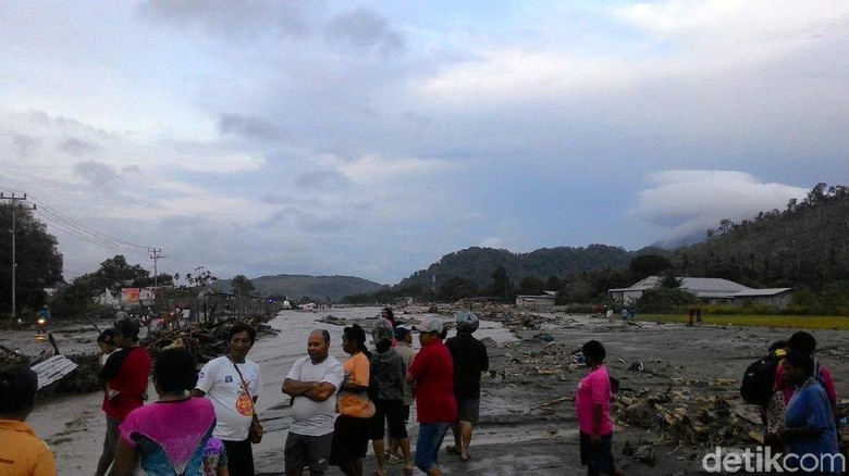 60 Ambulans Dikerahkan ke Lokasi Banjir Bandang Sentani 60 Ambulans Dikerahkan ke Lokasi Banjir Bandang Sentani