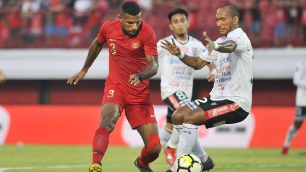 Marinus Wanewar gagal cetak gol saat uji coba lawan Bali United.