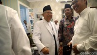 Jelang debat, Maruf Amin terlihat mengenakan pakaian serba putih pada atasannya dipadu dengan sarung berwarna gelap.