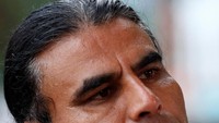 Sini! ujar Abdul Aziz ke pelaku kala kejadian sembari berlari ke luar masjid. Untuk membawa pelaku menjauh dari jemaah lainnya. (Foto: Dok. Reuters/Edgar Su)