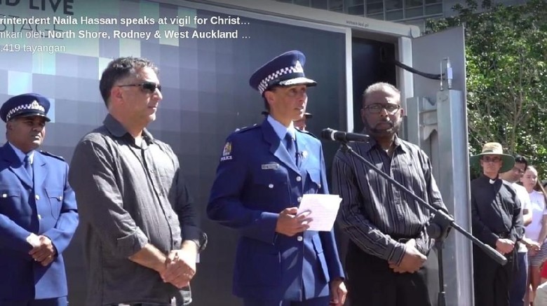 Simpati ke Korban Teror, Polisi New Zealand Menangis: Aku Bangga Jadi Muslim Simpati ke Korban Teror, Polisi New Zealand Menangis: Aku Bangga Jadi Muslim