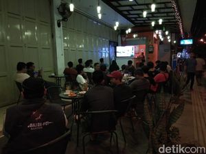 Milenial 01 Kumpul Bareng Nonton Debat Capres di Kafe Cilegon