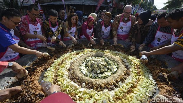 Festival Rujak Ulek Surabaya memecahkan dua rekor dari Museum Rekor Indonesia (MURI). Yakni untuk kategori cobek terbesar dan peserta terbanyak.