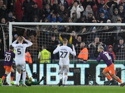 Di menit ke-78, City secara dramatis menyamakan kedudukan lewat bunuh diri kiper Kristoffer Nordfeldt. Berawal dari penalti, bola muntahnya mengenai badannya dan masuk ke gawang sendiri. Penalti itu sendiri kontroversi karena dalam tayangan ulang, Carter-Vickers lebih dulu mengenai bola sebelum menekel Raheem Sterling. (Foto: REUTERS/Toby Melville)