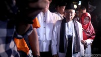 Maruf tampak keluar dari rumahnya pukul 18.43 WIB, Minggu (17/3/2019) didampingi istrinya.