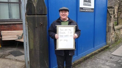 Senyum Pria Inggris yang Berjaga di Depan Masjid Usai Teror New Zealand
