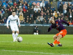 Pada menit ke-88, Aguero memastikan kemenangan City. Ia merobek gawang Nordfeldt dan membalikkan kedudukan menjadi 3-2. Gol itu kembali kontroversi karena Aguero sudah terlihat dalam posisi offside sebelum menceploskan bola. (Foto: John Sibley/Reuters)