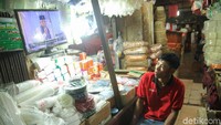 Seorang warga di pasar terlihat sangat antusias.