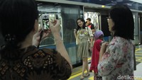 Bahkan beberapa warga sempat mengabadikan momen dengan berfoto di peron.