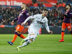Tuan rumah sempat di atas angin. Pada menit ke-20, Swansea unggul 1-0 lewat penalti yang dilesakkan Matt Grimes. (Foto: John Sibley/Reuters)