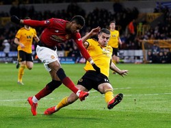 Di penghujung laga, Marcus Rashford sempat memperkecil skor menjadi 1-2. Sepakannya mengoyak gawang Wolves, tapi tak mampu menghindarkan MU dari kekalahan. (Foto: Andrew Yates/Reuters)