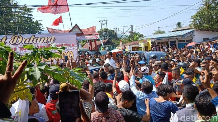 Usai Resmikan Terminal-Dermaga Pelabuhan Sibolga, Jokowi Temui Warga